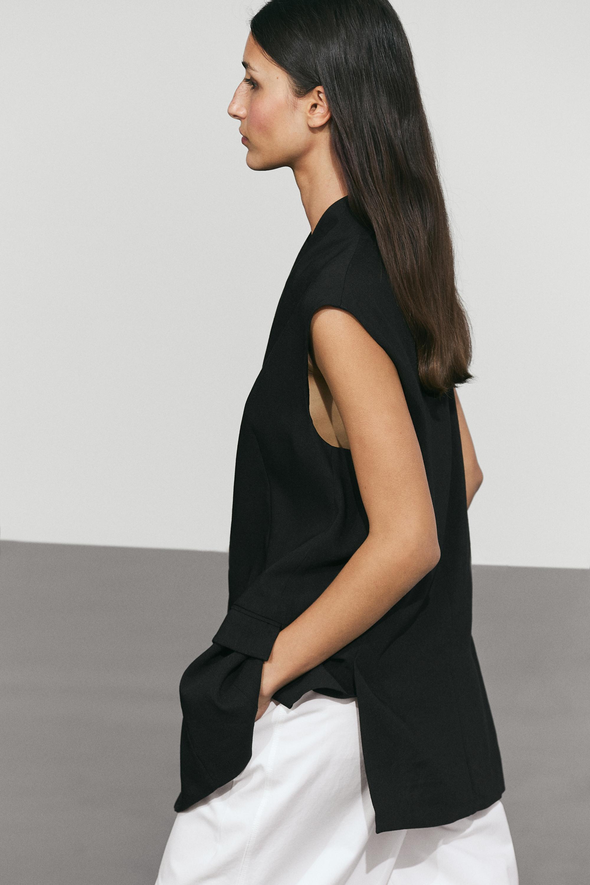 High-neck vest